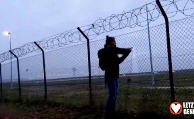 Captura de pantalla de un vídeo difundido por 'Última generación' en las redes sociales, en la que se ve a un joven cortar la valla para acceder a la pista de aterrizaje del aeropuerto.