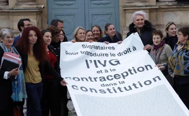 Miembros de La Francia Insumisa y de grupos proaborto celebran el nuevo paso dado ante la Asamblea Nacional en París, 