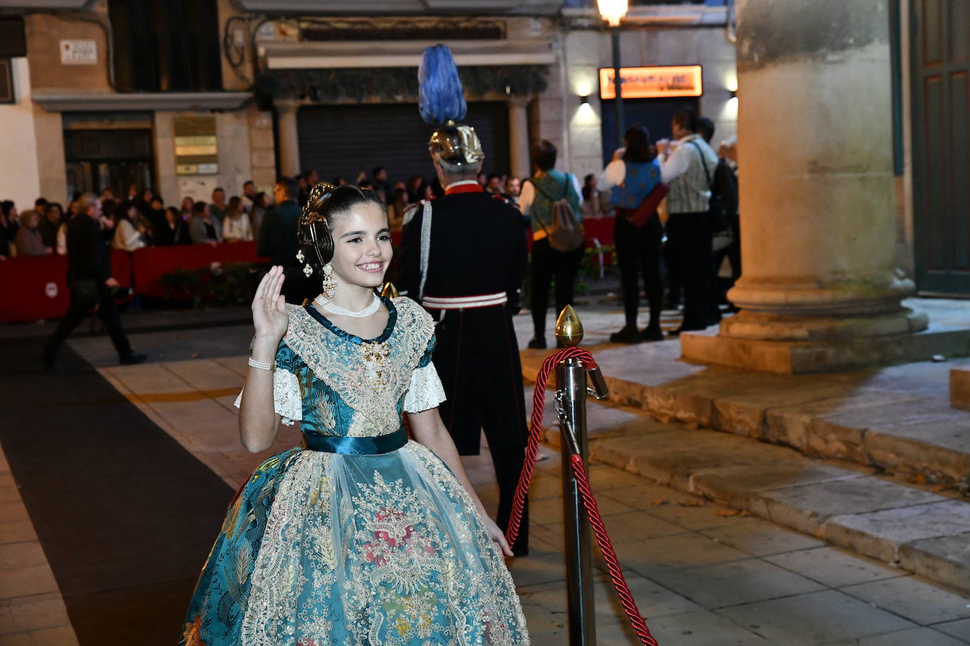 La fallera mayor infantil de Valencia, Paula Nieto Medina, a su llegada el Teatro Principal de Alicante