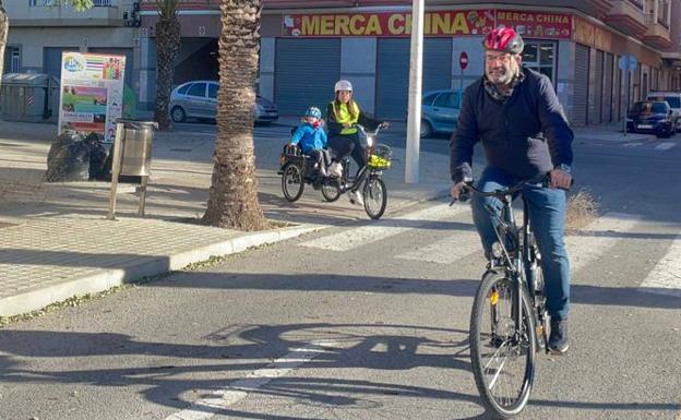 El concejal Felip Sànchez prueba las nuevas bicicletas eléctricas. 