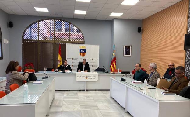 Reunión entre los ayuntamientos de Alicante y Sant Joan con los técnicos de la Conselleria de Educación./a.a.